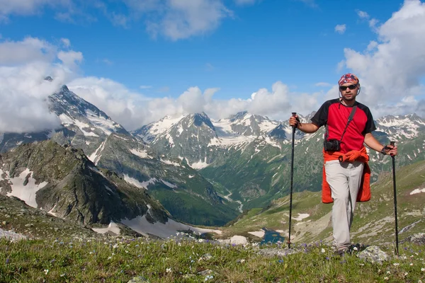 Turista v horách Kavkazu — Stock fotografie