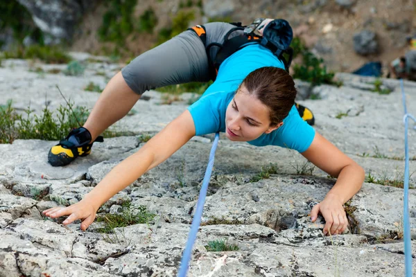Woman practices in climbing at the rock in the Crimea mountains — Stock Photo, Image