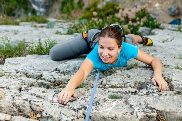 Frau übt sich im Klettern am Felsen in den Bergen der Krim — Stockfoto