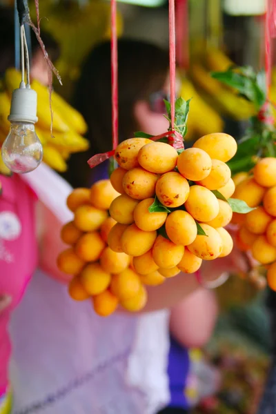 Olika frukter på lokala marknaden i sri lanka — Stockfoto