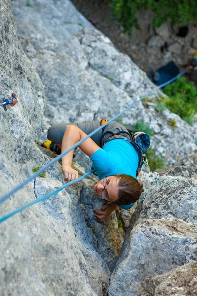Nő gyakorlatok mászni a rock a Crimea-hegység — Stock Fotó