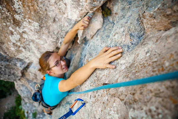 Nő gyakorlatok mászni a rock a Crimea-hegység — Stock Fotó