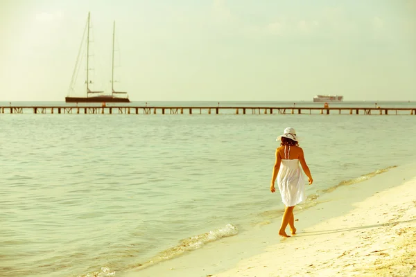 Donna caucasica cammina lungo la bellissima riva del mare con yacht a bac — Foto Stock