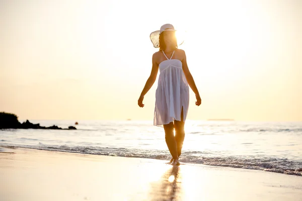 Mulher branca caminha ao longo da bela praia — Fotografia de Stock