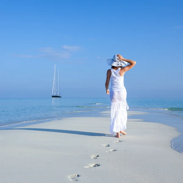 Donna caucasica cammina lungo la bellissima riva del mare — Foto Stock