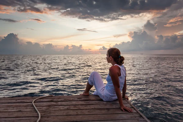Donna caucasica si riposa al molo di legno per l'oceano indiano — Foto Stock