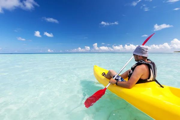 Young caucasian man kayaking in sea at Maldives — Stock Photo, Image