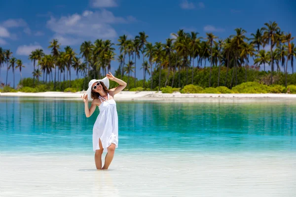 Caucasian woman rests at beautiful seashore — Stock Photo, Image