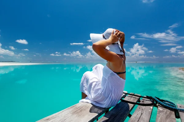 Mujer caucásica descansa en muelle de madera al océano Índico — Foto de Stock