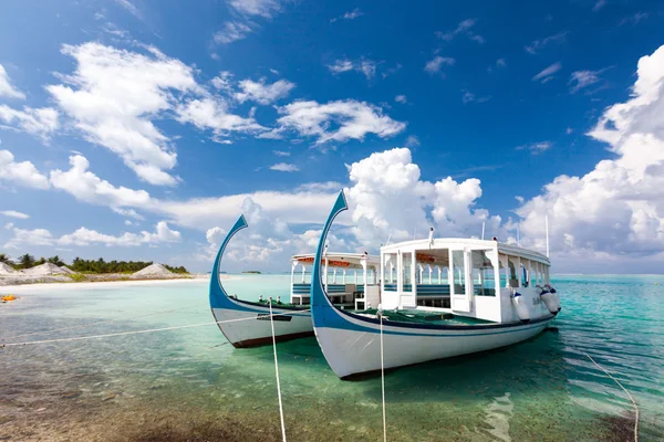 Dois barcos turísticos no cais da ilha no mar indiano — Fotografia de Stock