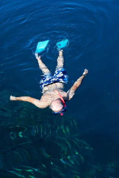 Homem snorkeling em água azul — Fotografia de Stock