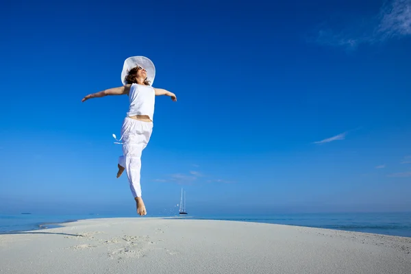 Mulher branca dançando no mar — Fotografia de Stock