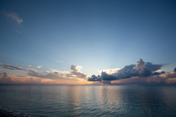 Мальовничим видом на океан біля Мальдіви — стокове фото