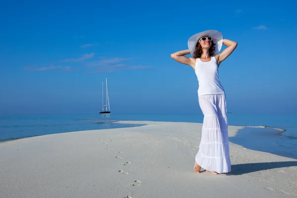 Kaukasische vrouw dansen op de zee — Stockfoto