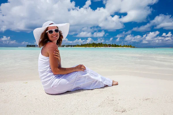 Caucasian woman rests at beautiful seashore — Stock Photo, Image