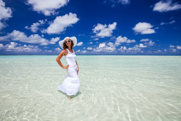 Mujer caucásica descansa en la hermosa orilla del mar — Foto de Stock