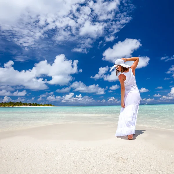 Caucasian woman rests at beautiful seashore — Stock Photo, Image