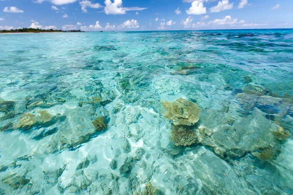 Rozhledny v oceánu poblíž Maledivy — Stock fotografie