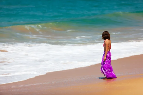 Woman takes rest at the sea shore — Stock Photo, Image