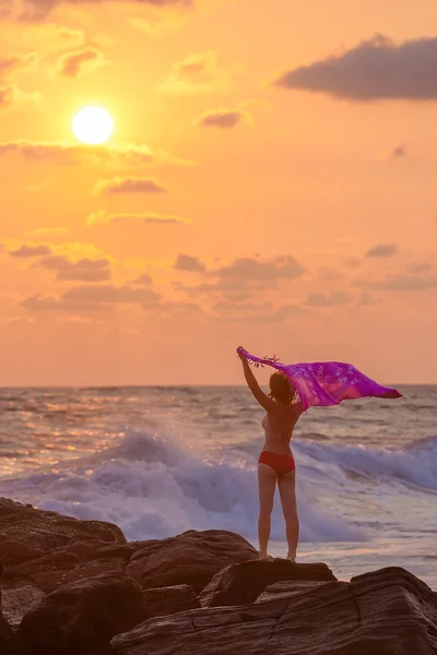 Sylwetka kobiety, która stoi przed zachód słońca w seasho — Zdjęcie stockowe