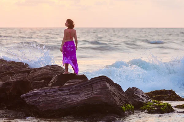 La mujer descansa en la orilla del mar — Foto de Stock