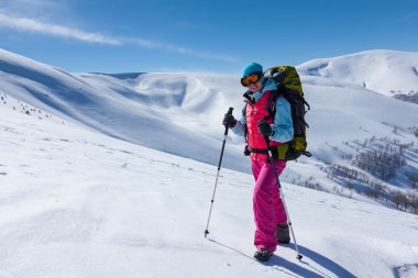 Uzun yürüyüşe çıkan kimse güneşli gün boyunca kış dağlarda