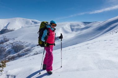 Uzun yürüyüşe çıkan kimse güneşli gün boyunca kış dağlarda