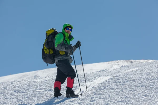 Senderista en las montañas de invierno en el día soleado —  Fotos de Stock