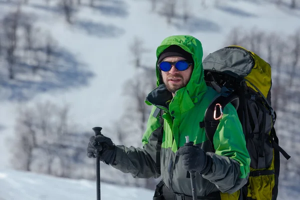 Wandelaar in winter bergen op zonnige dag — Stockfoto