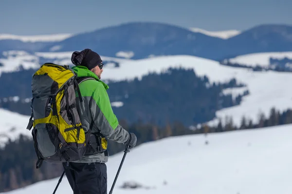 Wanderer in den Winterbergen an sonnigen Tagen — Stockfoto