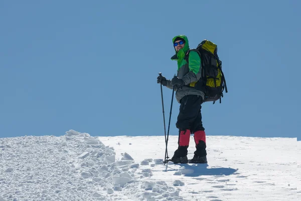 Turista v zimních horách na slunečný den — Stock fotografie