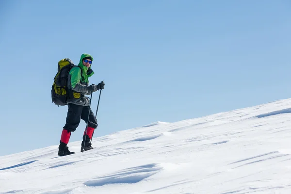 Wandelaar in winter bergen op zonnige dag — Stockfoto