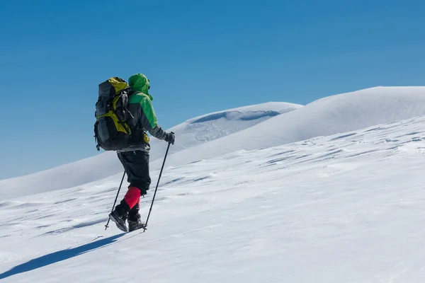 Escursionista nelle montagne invernali nella giornata di sole — Foto Stock