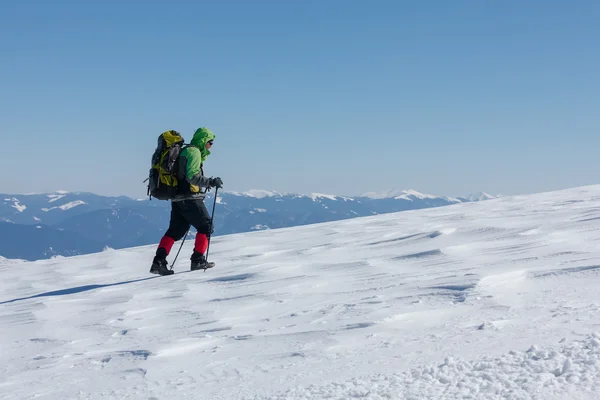 Wandelaar in winter bergen op zonnige dag — Stockfoto