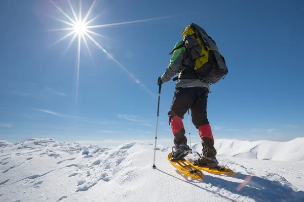 徒步旅行者在冬天山在阳光灿烂的日子 — 图库照片