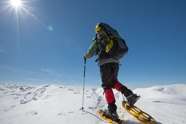 Escursionista nelle montagne invernali durante la giornata di sole — Foto Stock