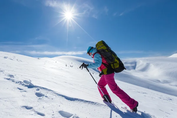 Wandelaar in winter bergen tijdens zonnige dag — Stockfoto