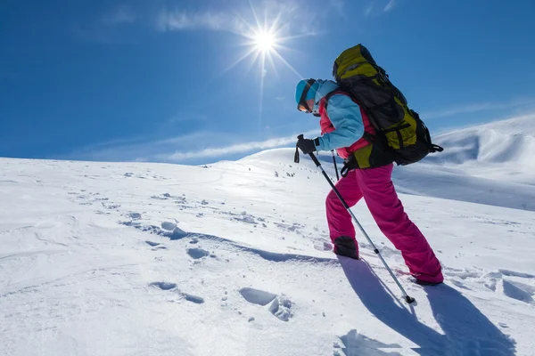 Senderista en las montañas de invierno en el día soleado — Foto de Stock