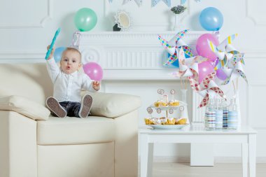Doğum günü pastası çocukla portre