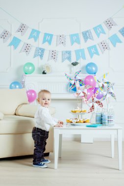 Doğum günü pastası çocukla portre