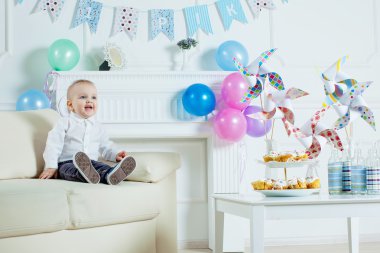 Doğum günü pastası çocukla portre