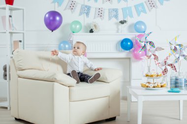 Doğum günü pastası çocukla portre