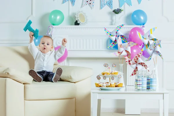 Stående pojke med födelsedagstårta — Stockfoto