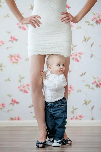 Família feliz. Mãe e seu filho bebê — Fotografia de Stock