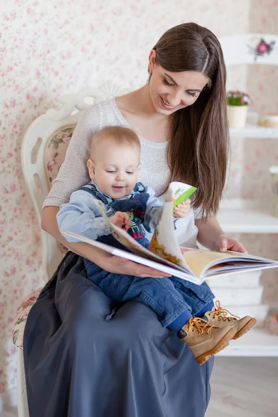 Caucásica madre y su hijo leer un libro — Foto de Stock