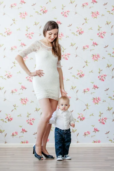 Familia feliz. Madre y su hijo pequeño — Foto de Stock