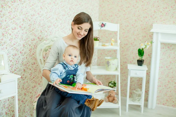 Caucásica madre y su hijo leer un libro — Foto de Stock