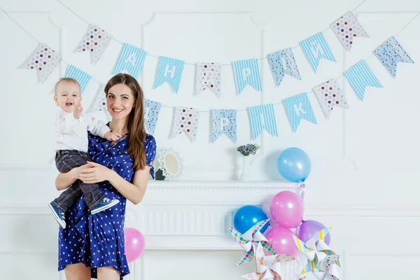 Porträtt av mor och barn med födelsedagstårta — Stockfoto