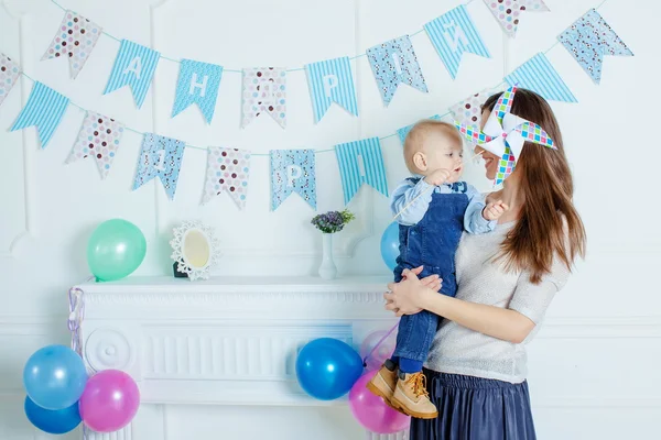 Porträtt av mor och barn med födelsedagstårta — Stockfoto