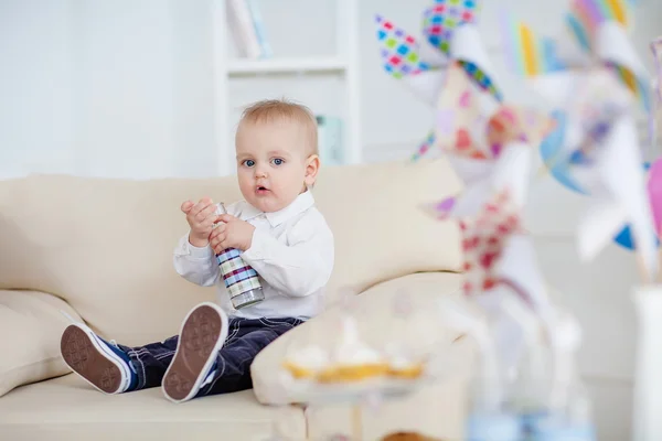 Stående pojke med födelsedagstårta — Stockfoto